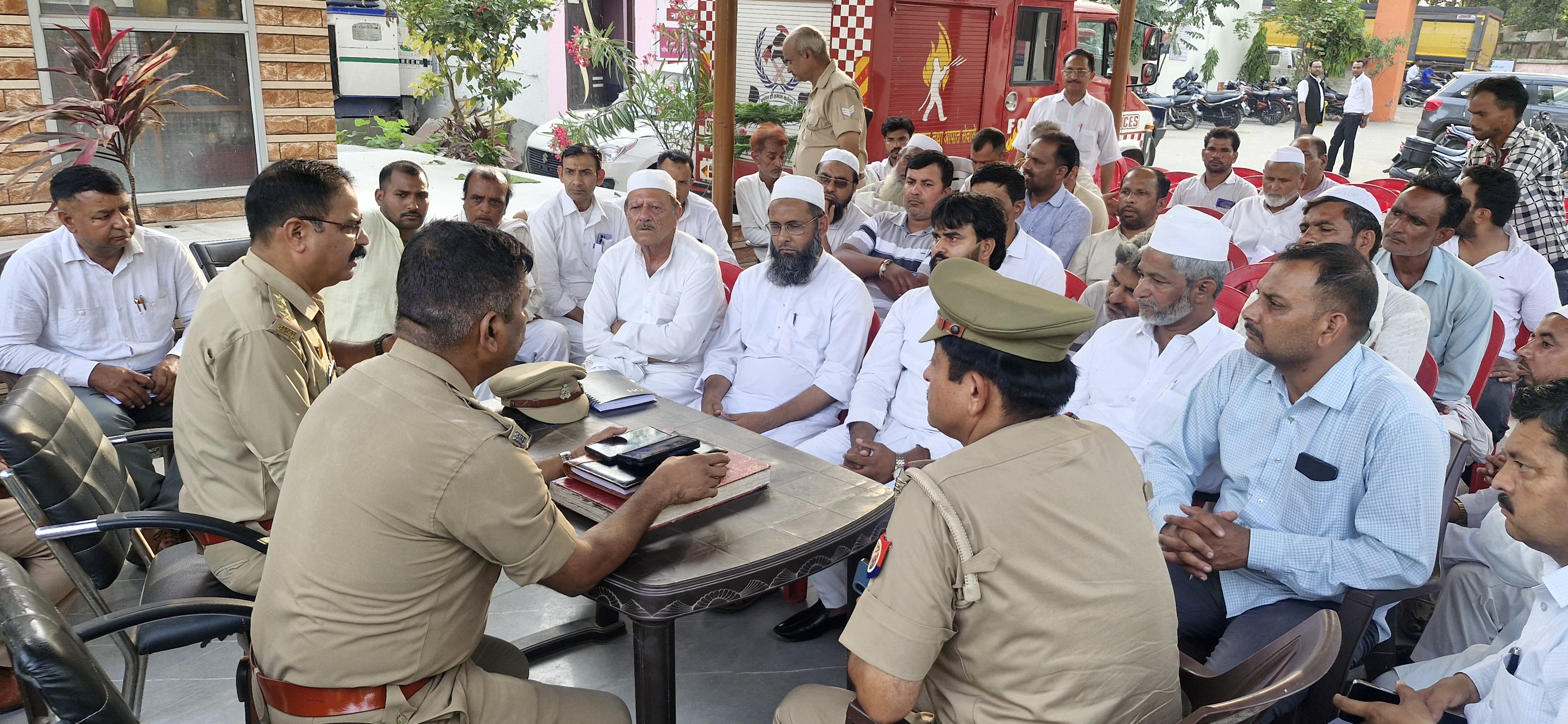 फतेहपुर थाने में बोले सीओ सदर व इंस्पेक्टर वीरेंद्र राणा  पुरानी जगह ही होगी कुर्बानी