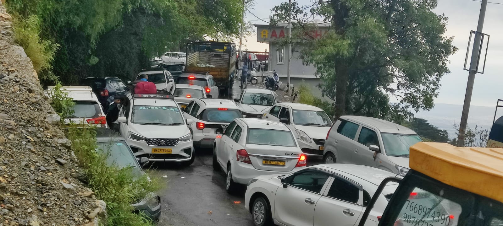 मसूरी में जाम बना सबसे बड़ी चुनौती सुहावने मौसम का आनंद लेने पहुंचे पर्यटक घंटों फंसे