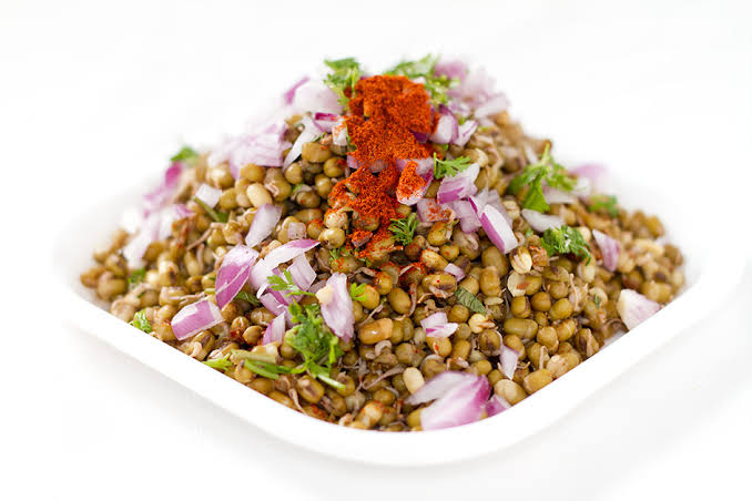 रोज पोहा-नाश्ते में बनाएं प्रोटीन से भरपूर स्प्राउट्स की चाट