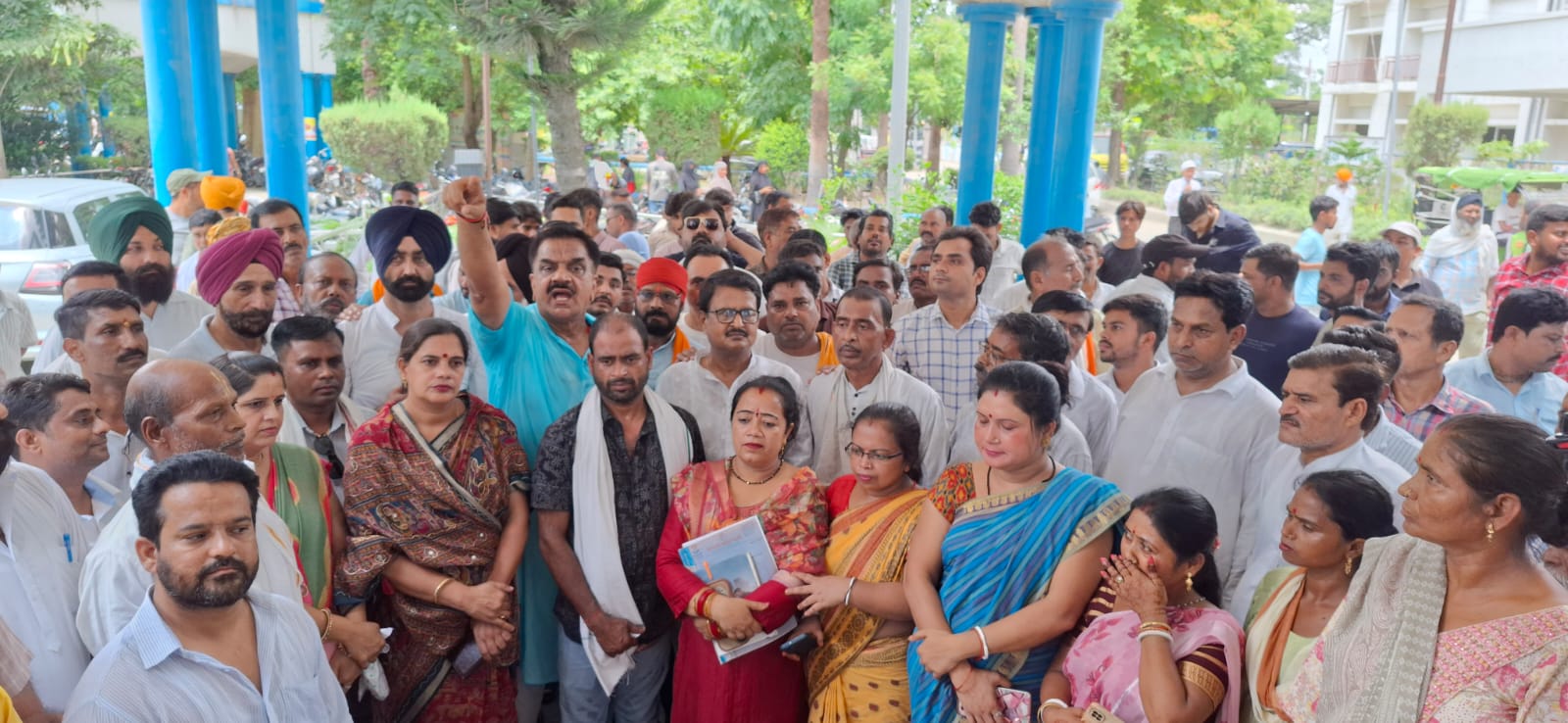 सीएम धामी के गृह जनपद में लांचर स्वास्थ्य सुविधाओं को लेकर कांग्रेसियों ने किया जोरदार प्रदर्शन