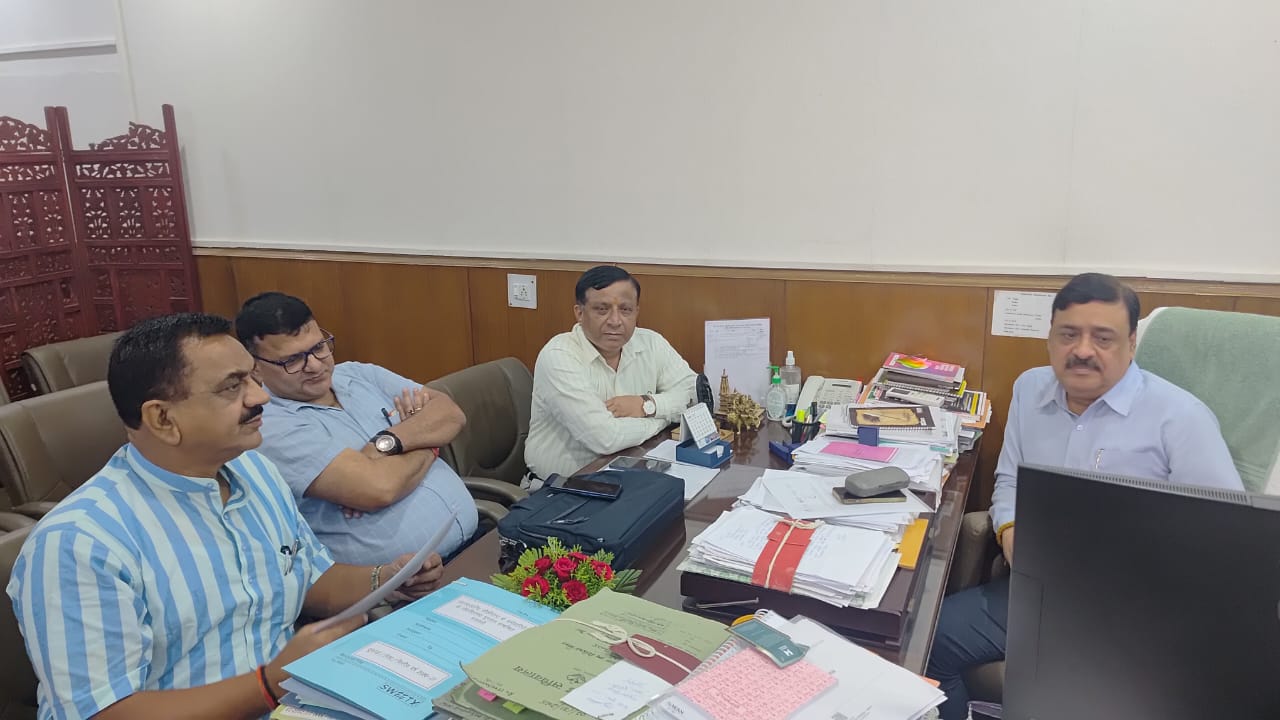 रूद्रपुर में बदहाल स्वास्थ्य सेवाओं को लेकर स्वास्थ्य सचिव से मिले ठुकराल