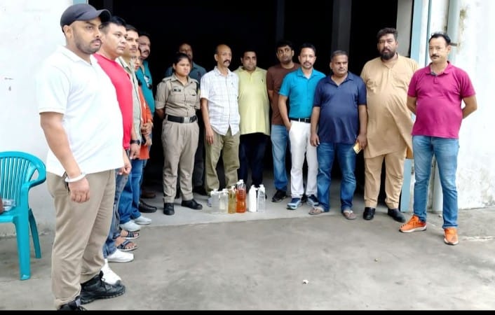 एसटीएफ द्वारा किच्छा कोतवाली क्षेत्र में एनथाल ग्लुकोज़ सर्बीटौल से भरे ड्रमों से करीब 15.650 लीटर प्रतिबंधित कैमीकल बरामद किया