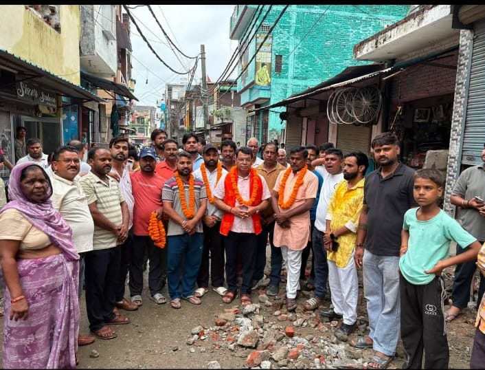लंबे अरसे से जर्जर सड़क के निर्माण के लिए आगे शहर विधायक शिव अरोरा