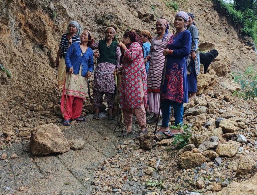 मसूरी में बारिश ने छीना गांव का रास्ता प्रशासन का इंतजार करती रही सड़क
