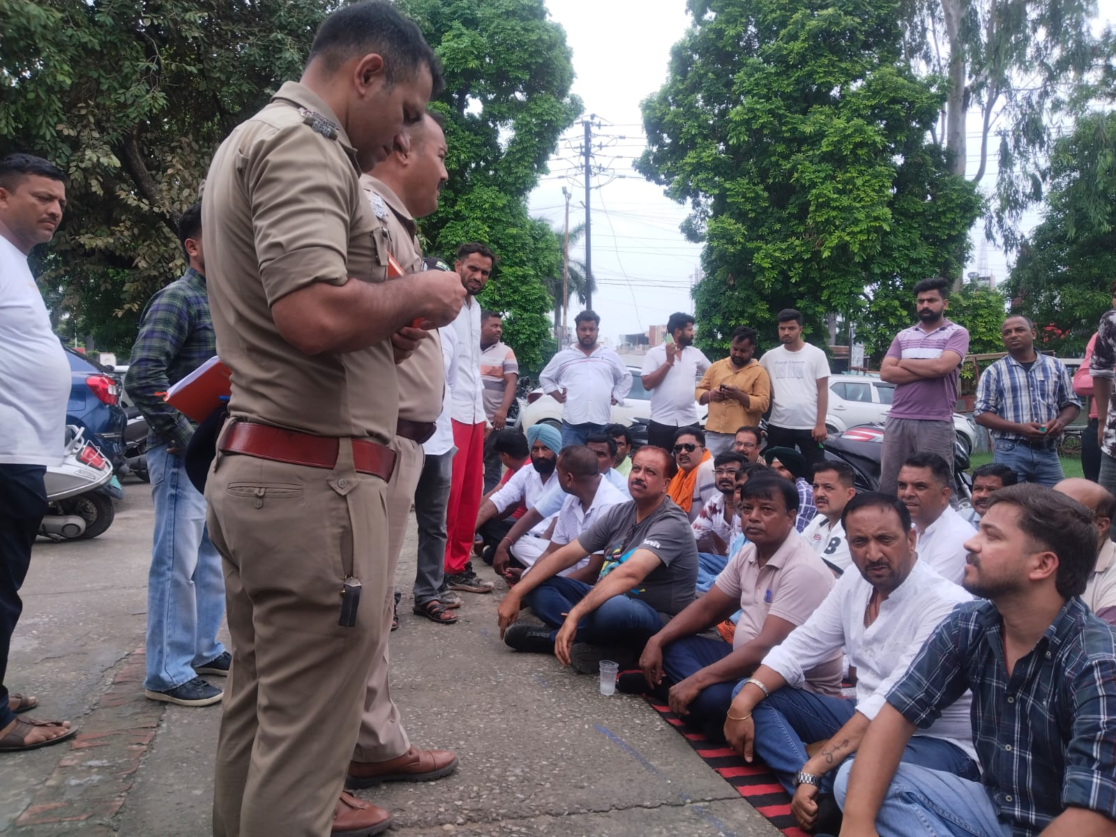मृतक बेटे को न्याय दिलाने के पुलिस चौकी में धरने पर बैठा परिवार