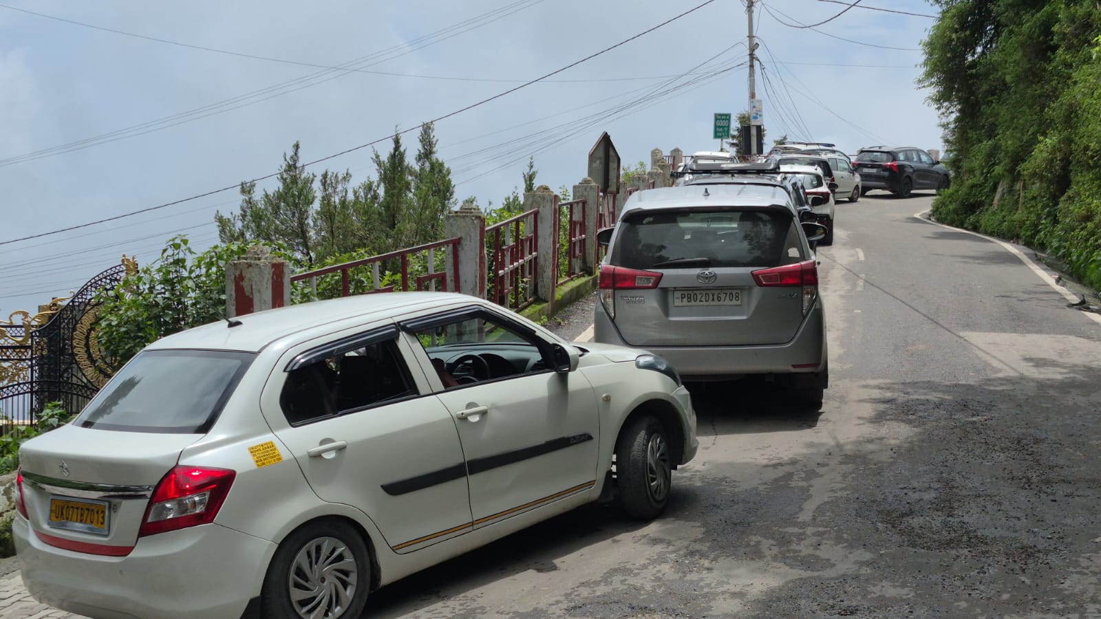 वीकेंड पर फिर जाम में जकड़ी मसूरी गांधी चौक से पिक्चर पैलेस तक रेंगते रहे वाहन