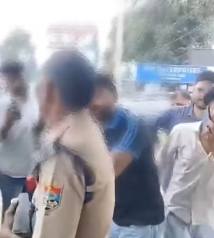 ट्रेफिक पुलिस से अभद्ता करने वाले दो युवकों पर संगीन धाराओं में मुकदमा दर्ज