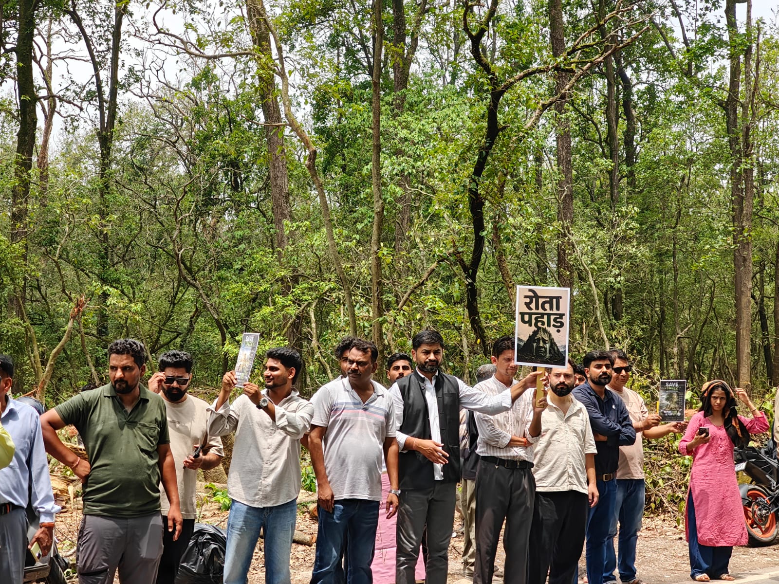3000 से अधिक पेड़ों के कटान के विरोध में सात मोड़ पर कांग्रेस एवं सामाजिक संगठनों का प्रदर्शन
