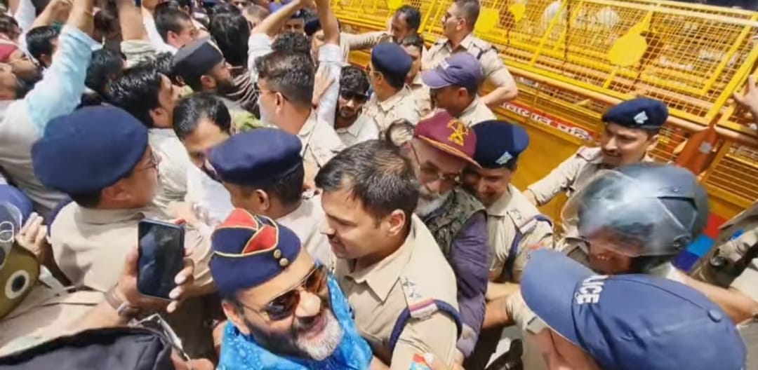 धामी सरकार की वादा खिलाफी के विरोध में सड़कों पर उतरे विभिन्न संगठन ने जोरदार प्रदर्शन किया