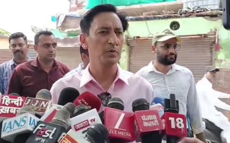 जलभराव पर फूटा कमिश्नर का गुस्सा अधिकारियों की सुस्त रफ्तार पर लगाई फटकार