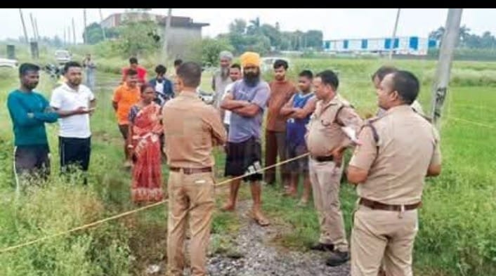 झाड़ियों में युवक का शव मिलने से सनसनी