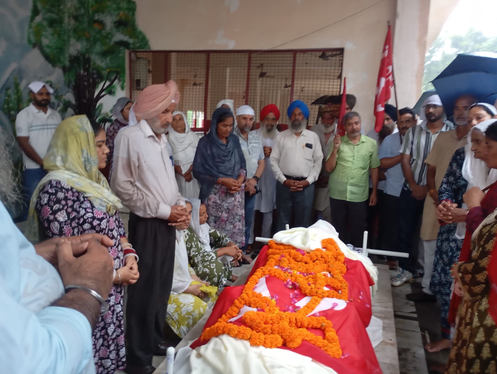 कॉमरेड निशान सिंह को क्रांतिकारी नारों लाल झंडो के साथ विदाई दी गई