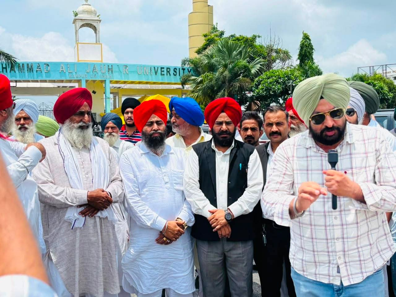 जौहर विश्वविद्यालय में चल रहे छात्रों के आंदोलन में शामिल हुए सपा के वरिष्ठ नेता