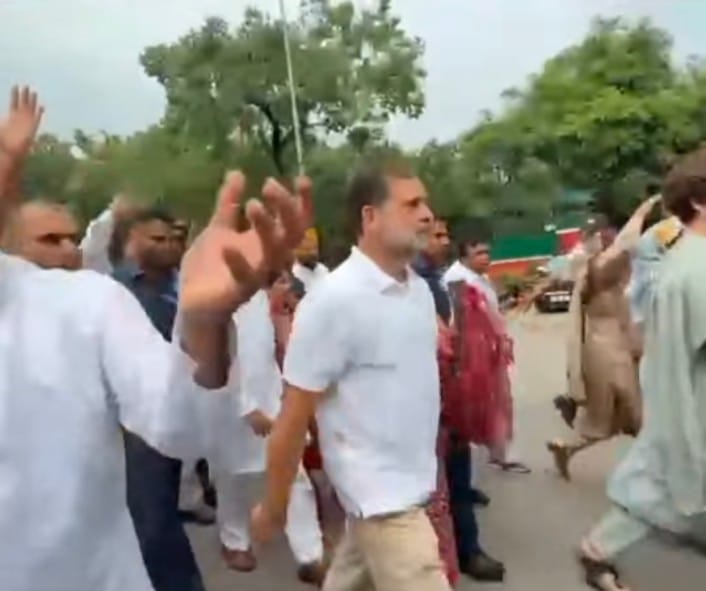 पीएम मोदी के इस्तीफे की मांग को लेकर राष्ट्रीय कांग्रेस के वरिष्ठ नेताओं ने पीएम आवास पर धरना दिया