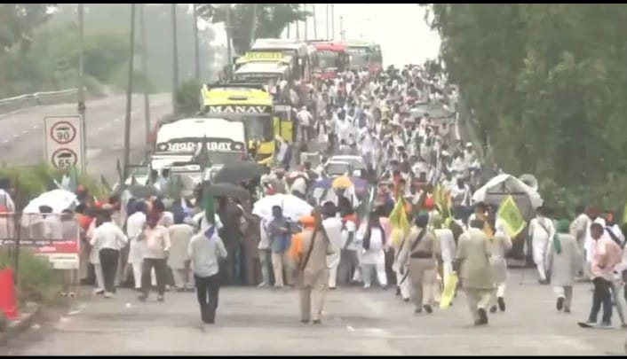 किसानों का दिल्ली कूच शंभू बॉर्डर सील भारी पुलिस बल तैनात कई मार्गों पर ट्रैफिक डायवर्जन