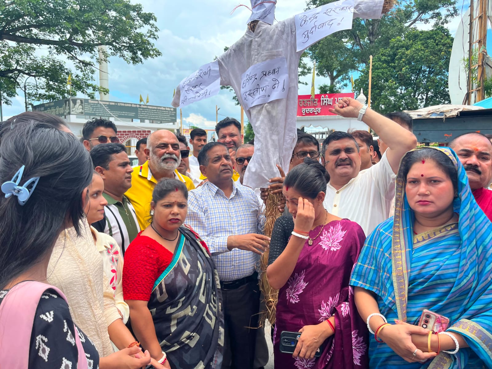 निर्दोष छात्रों पर लाठीचार्ज के विरोध में कांग्रेस का केंद्र सरकार की शव यात्रा निकालकर किया विरोध प्रदर्शन