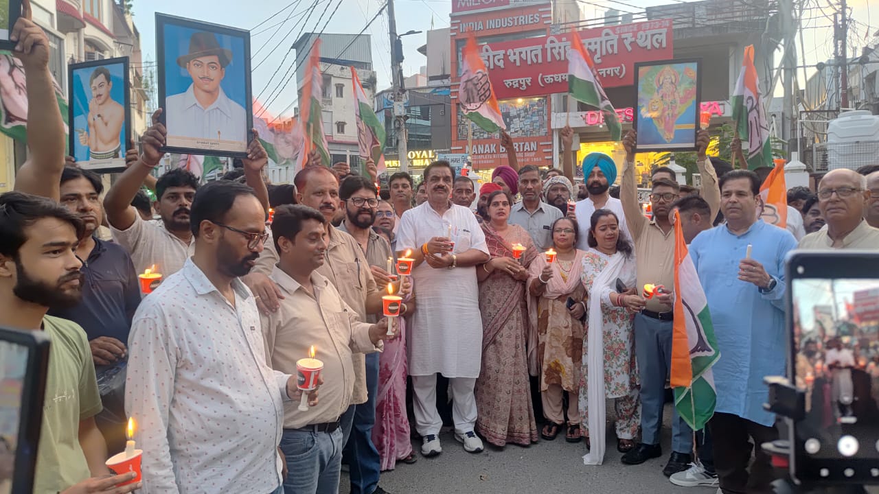 नीट (NEET) पेपर लीक और जंतर-मंतर पर युवाओं की मौत के विरोध में कांग्रेस का प्रचंड प्रदर्शन निकाला कैंडल मार्च